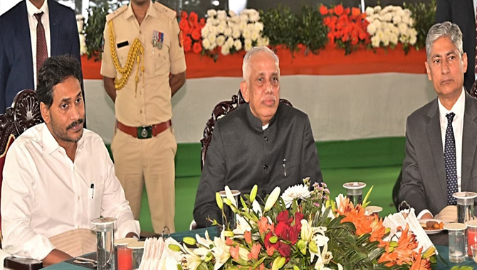 రాజ్ భవన్ లో గవర్నర్ తేనీటి విందు