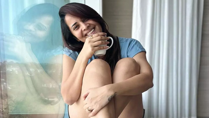 బ్లూ కలర్ నైట్ వేర్లో అనసూయ థైస్ షో బ్లూ కలర్ నైట్ వేర్లో అనసూయ థైస్ షో