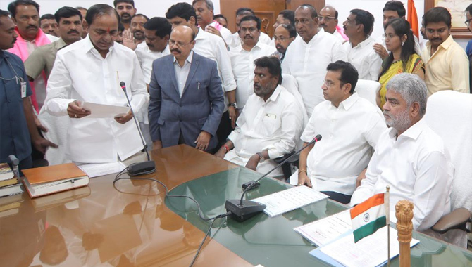 ఎమ్మెల్యేగా ప్రమాణ స్వీకారం చేసిన కేసీఆర్