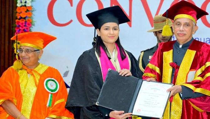 సుధామూర్తితో కలిసి డాక్టరేట్ అందుకున్న నైనా