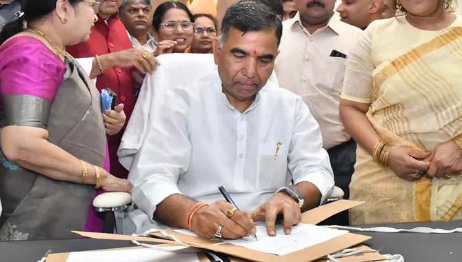 ప్రభుత్వ సలహాదారుగా బాధ్యతలు స్వీకరించిన వేణుగోపాలరావు