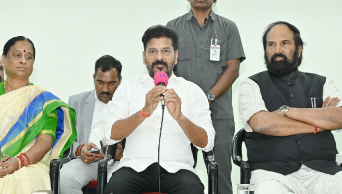 ప్రాజెక్టుల అప్పగింతపై వివాదం..