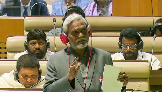 బలపరీక్షలో నెగ్గిన చంపయీ ప్రభుత్వం