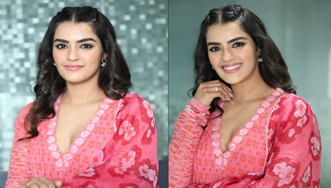 రవితేజ గారితో సినిమా చేయడం నా అదృష్టం : హీరోయిన్ కావ్య థాపర్ రవితేజ గారితో సినిమా చేయడం నా అదృష్టం : హీరోయిన్ కావ్య థాపర్