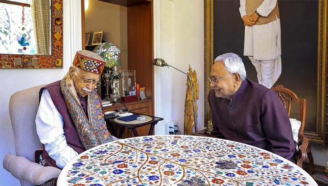 ఎల్ కే అడ్వానీని కలిసిన బీహార్ సీఎం నితీశ్ కుమార్