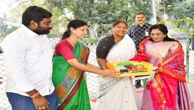 గవర్నర్ కు మంత్రి సీతక్క ఆహ్వానం.. మేడారం జాతరకు రండి