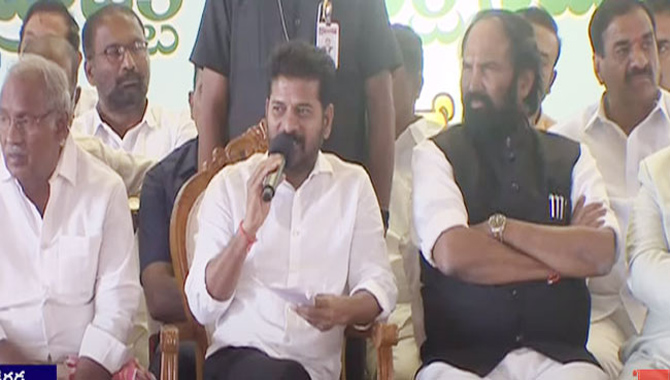 రూ.లక్ష కోట్లు ఖర్చు చేసినా.. లక్ష ఎకరాలకు నీరివ్వలేదు : రేవంత్ రెడ్డి