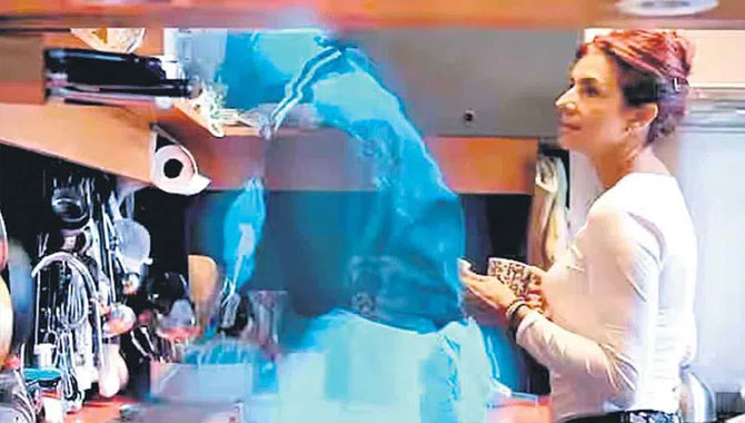 ప్రపంచంలో ఇదే తొలిసారి.. ఏఐ హోలోగ్రాంతో !