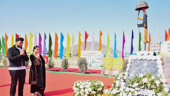 పుల్వామా అమరవీరులకు ఘనంగా నివాళులర్పించిన వరుణ్ తేజ్& ఆపరేషన్ వాలెంటైన్ టీం