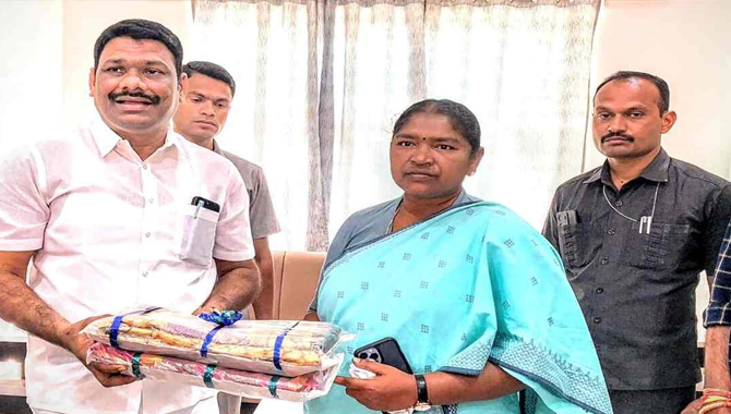 మేడారం సమ్మక్క, సారలమ్మలకు అరుదైన కానుక సమర్పించిన మంత్రి సీతక్క