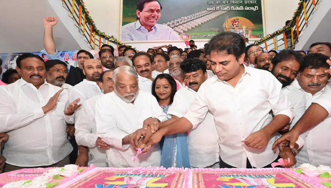 తెలంగాణ భవన్ లో ఘనంగా కేసీఆర్ జన్మదిన వేడుకలు