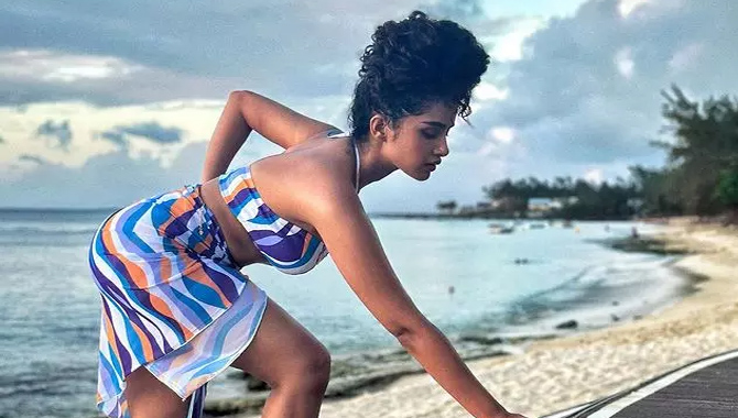 బీచ్‌లో అనుప‌మ అందాలు