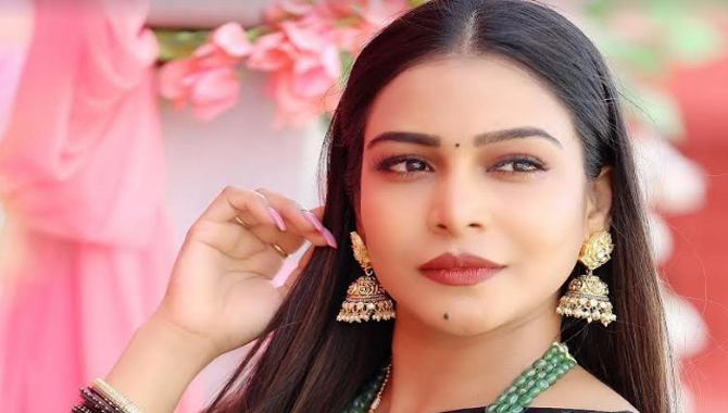 మెగా ఫోన్ పట్టుకోబోతున్న నటి అన్నే  !!!