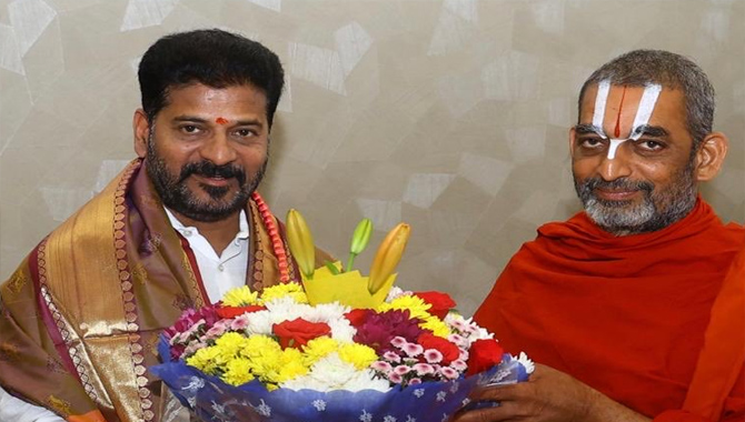 సీఎం రేవంత్ ను ఆహ్వానించిన చినజీయర్ స్వామి