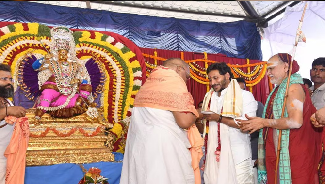 విశాఖ శారదా పీఠంలో సీఎం జగన్ ప్రత్యేక పూజలు