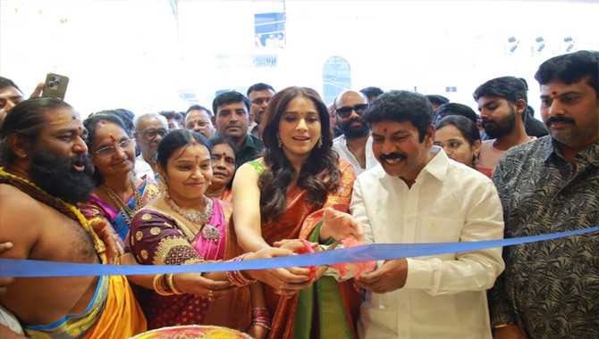 కొత్తపేటలో సిరి సిల్క్స్ & జ్యువలరీ లో సినీనటి రష్మీ గౌతమ్ సందడి చేసింది..