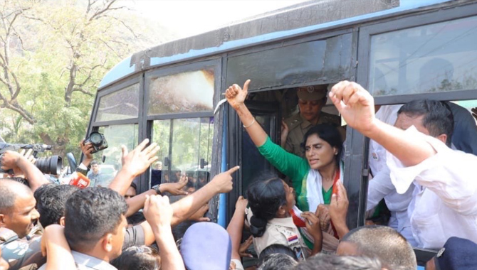 చలో సెక్రటేరియట్ లో ఉద్రిక్తత.. వైఎస్ షర్మిల అరెస్టు