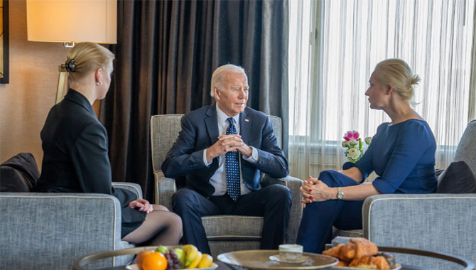 నావల్నీ కుటుంబాన్ని పరామర్శించిన జో బైడెన్