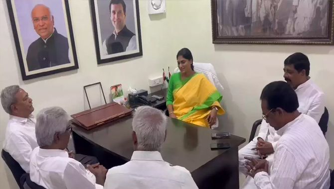 కాంగ్రెస్ అధికారంలో ఉండే ఉంటే.. ఏపీకి అప్పుడే  ప్రత్యేక హోదా వచ్చేది