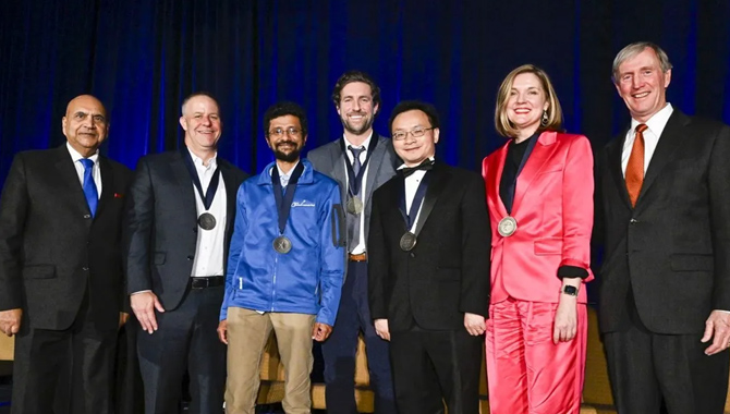 భారత సంతతి ఇంజినీర్ కు టెక్సాస్ అత్యున్నత అకడమిక్ అవార్డు భారత సంతతి ఇంజినీర్ కు టెక్సాస్ అత్యున్నత అకడమిక్ అవార్డు