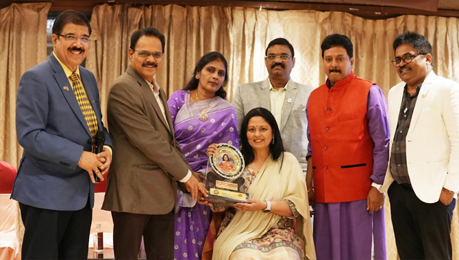 రోటరీ క్లబ్ అఫ్ హైదరాబాద్ ఈస్ట్ వారి ‘వోకేషనల్ ఎక్ససెలెన్సు అవార్డు’ అందుకున్న జయ సుధ, తదితరులు