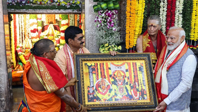 మహంకాళి అమ్మవారిని దర్శించుకున్న ప్రధాని మోదీ