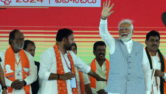 దోచుకోవడానికి వారికి ఏమైనా లైసెన్స్ ఉందా? : మోదీ