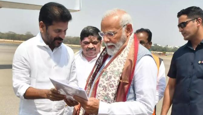 మోదీ-రేవంత్ మధ్య ఆసక్తికర సన్నివేశం