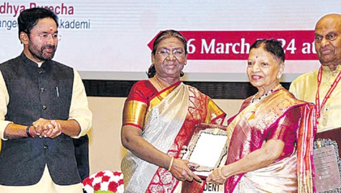 ఘనంగా సంగీత నాటక అకాడమీ అవార్డుల ప్రదానం