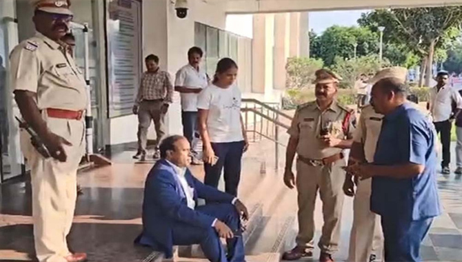 సచివాలయం వద్ద కేఏ పాల్ నిరసన