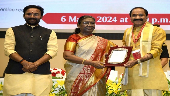 భారత రాష్ట్రపతి చేతులమీదుగా ‘కేంద్ర సంగీత నాటక అకాడమీ అవార్డు-2023″ ను అందుకున్న ప్రసిద్ధ గాయకులు డాII ఎల్ వి గంగాధర శాస్త్రి