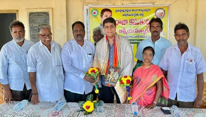 రాజా కసుకుర్తిని సత్కరించిన రంగన్నగూడెం పెద్దలు రాజా కసుకుర్తిని సత్కరించిన రంగన్నగూడెం పెద్దలు