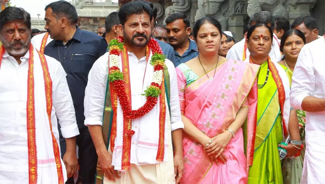 యాదగిరీశుడిని దర్శించుకున్న సీఎం రేవంత్ దంపతులు