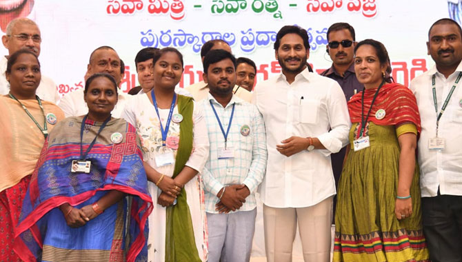 వాలంటీర్స్ పై కేంద్ర ఎన్నిక‌ల సంఘం ఆంక్షలు.. షాక్ లో వైసీపీ