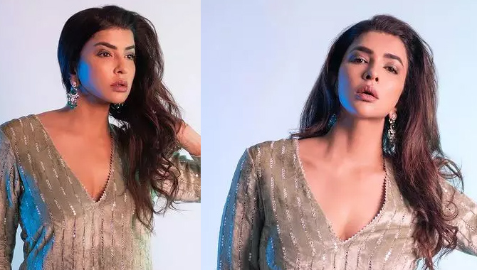 షార్ట్ స్క‌ర్ట్ లో మంచు ల‌క్ష్మి హాట్ ఫోటో