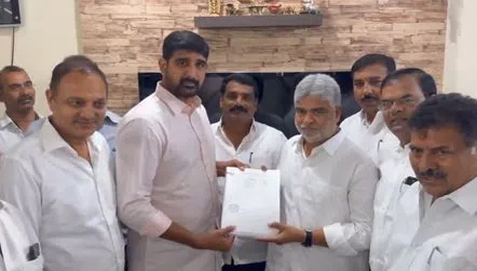 స్పీకర్ ను కలిసిన బీఆర్ఎస్ ఎమ్మెల్యేల బృందం .. దానంపై