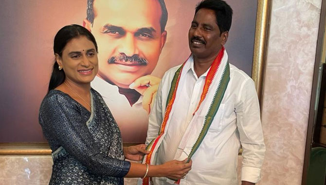 ఎన్నికల్ టైం లో వైసీపీ కి భారీ షాక్.. హస్తం తో చేయి కలిపిన సిట్టింగ్ ఎమ్మెల్యే..
