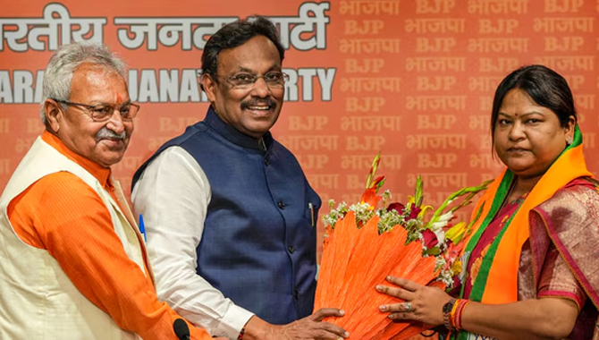 ఝార్ఖండ్ రాజకీయాల్లో కీలక పరిణామం….బీజేపీలో చేరిన హేమంత్ సోరెన్ వదిన