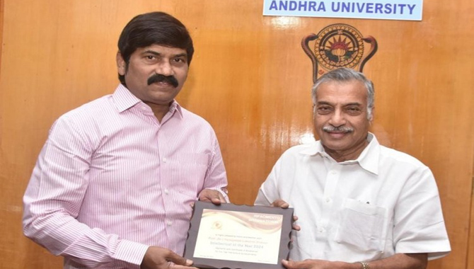 యార్లగడ్డకు జాతీయ పురస్కారం ప్రదానం