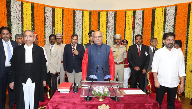 తెలంగాణ రాష్ట్ర గవర్నర్‌గా సీపీ రాధాకృష్ణన్‌ ప్రమాణస్వీకారం