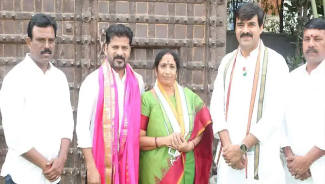 కాంగ్రెస్ లో చేరిన మహబూబ్‌నగర్‌ జడ్పీ  ఛైర్‌పర్సన్‌