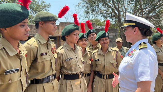 ఏయూను సందర్శించిన అమెరికా నావికాదళ బృందం