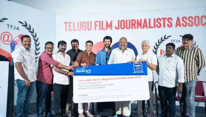 తెలుగు ఫిల్మ్ జ‌ర్న‌లిస్ట్ అసోసియేష‌న్‌.. హెల్త్ కార్డ్స్ పంపిణీ కార్య‌క్ర‌మంలో ముఖ్య అతిథిగా పాల్గొన్న విజ‌య్ దేవ‌ర‌కొండ‌