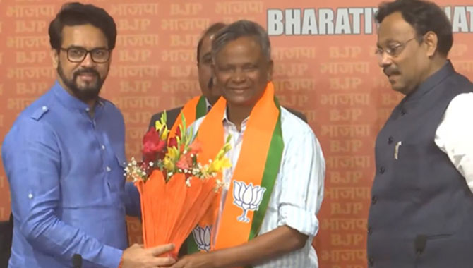 వైసీపీ ని వీడుతున్న ఎస్సీ నేతలు.. ఇది పార్టీకి మంచిదేనా?