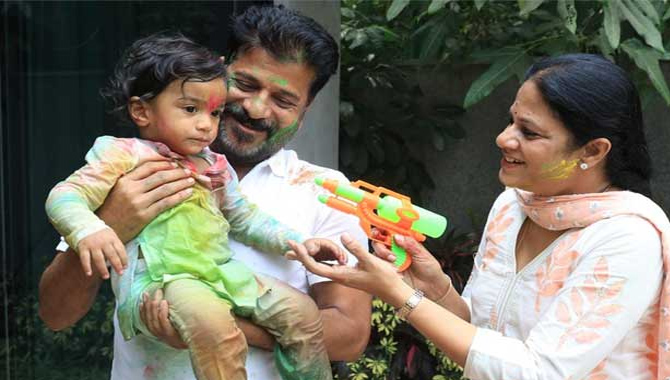 మనవడితో సీఎం రేవంత్ రెడ్డి హోలీ సంబరాలు