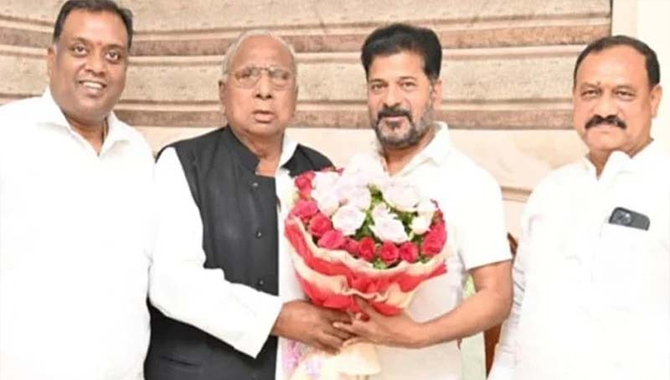 సీఎం రేవంత్ రెడ్డితో సీనియర్ నేత వీహెచ్ భేటీ