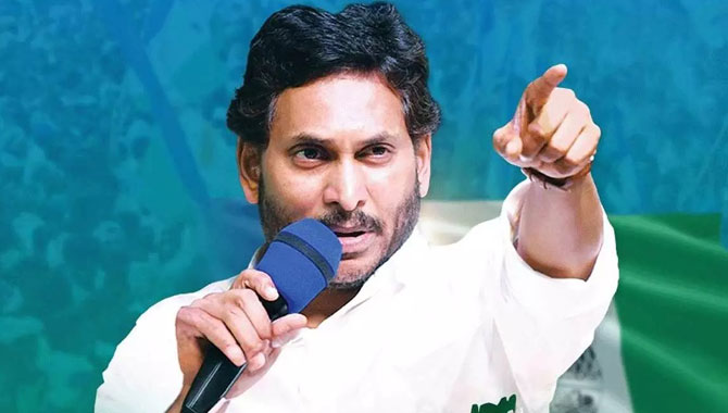 మా చెల్లెలు బాబాయి హంతకున్ని సమర్థిస్తున్నారు.. జగన్