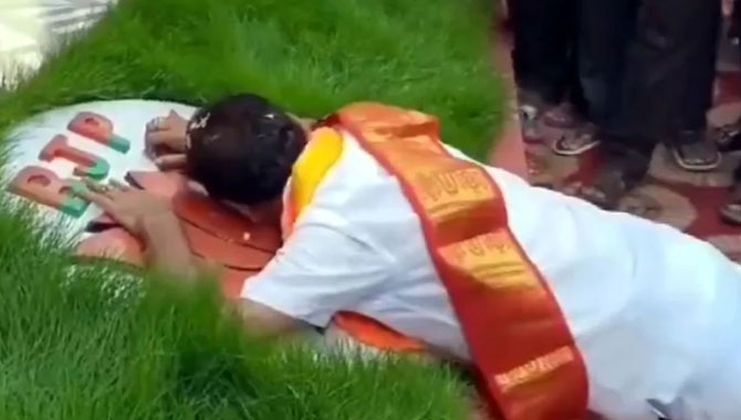 30 సంవత్సరాల కష్టం ఫలించడంతో భావోద్వేగానికి గురి అయిన కూటమి క్యాండిడేట్..