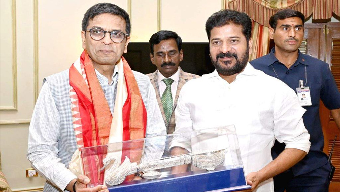 సీజేఐ డీవై చంద్రచూడ్ తో  సీఎం రేవంత్  రెడ్డి భేటీ