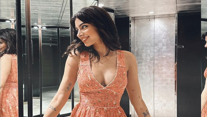 పొట్టి గౌనులో ఖుషీ క‌పూర్ గ్లామ‌ర్ షో